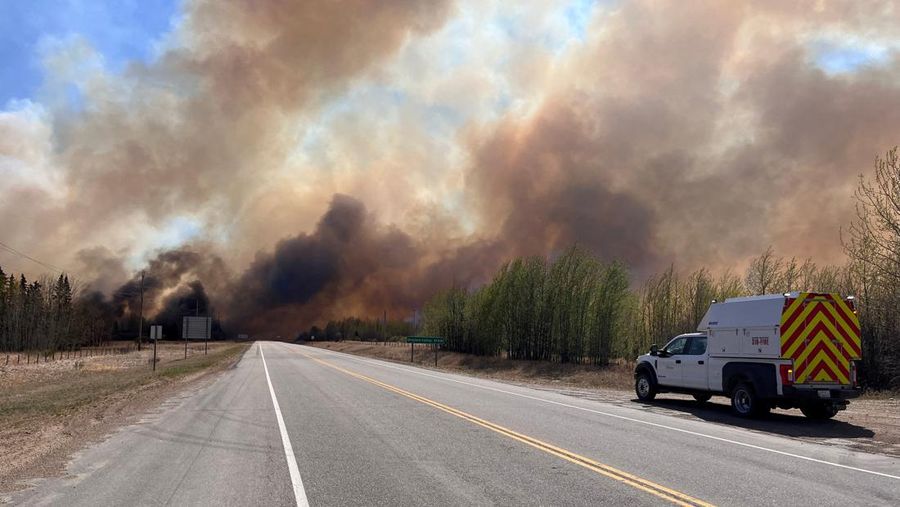 Kolom asap mengepul dari api liar WCU001 dekat Wildwood, Alberta, Kanada 5 Mei 2023. (Alberta Wildfire/Handout via REUTERS)