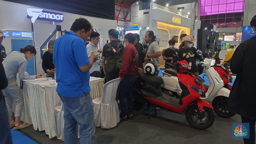 Pameran PERIKLINDO Electric Vehicle Show (PEVS) Jiexpo Kemayoran Jakarta. (CNBC Indonesia/Widya Finola Ifani Putri)