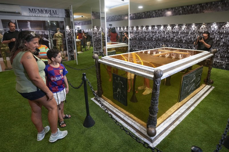 Para penggemar mengunjungi makam mendiang legenda sepak bola Brasil Pele yang dibuka untuk umum untuk pertama kalinya di makam Necropole Ecumenica Memorial Cemetery di Santos, Brasil, Senin, 15 Mei 2023. Para penggemar mengunjungi makam mendiang legenda sepak bola Brasil Pele yang dibuka untuk umum untuk pertama kalinya di makam Necropole Ecumenica Memorial Cemetery di Santos, Brasil, Senin, 15 Mei 2023. (AP Photo/Andre Penner)