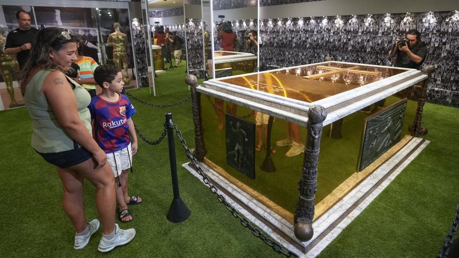 Para penggemar mengunjungi makam mendiang legenda sepak bola Brasil Pele yang dibuka untuk umum untuk pertama kalinya di makam Necropole Ecumenica Memorial Cemetery di Santos, Brasil, Senin, 15 Mei 2023. (AP Photo/Andre Penner)