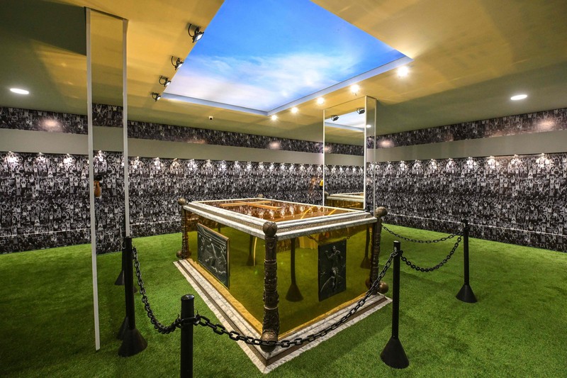 Para penggemar mengunjungi makam mendiang legenda sepak bola Brasil Pele yang dibuka untuk umum untuk pertama kalinya di makam Necropole Ecumenica Memorial Cemetery di Santos, Brasil, Senin, 15 Mei 2023. (AP Photo/Andre Penner)