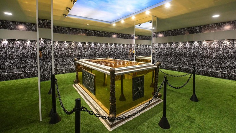 Para penggemar mengunjungi makam mendiang legenda sepak bola Brasil Pele yang dibuka untuk umum untuk pertama kalinya di makam Necropole Ecumenica Memorial Cemetery di Santos, Brasil, Senin, 15 Mei 2023. (AP Photo/Andre Penner)