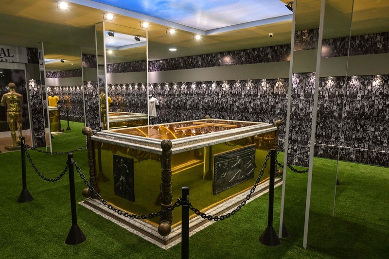 Para penggemar mengunjungi makam mendiang legenda sepak bola Brasil Pele yang dibuka untuk umum untuk pertama kalinya di makam Necropole Ecumenica Memorial Cemetery di Santos, Brasil, Senin, 15 Mei 2023. (AP Photo/Andre Penner)