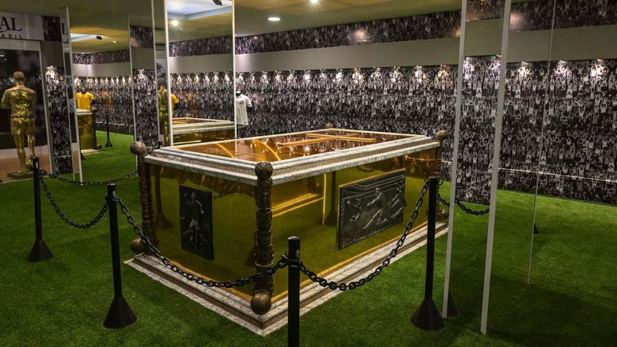 Para penggemar mengunjungi makam mendiang legenda sepak bola Brasil Pele yang dibuka untuk umum untuk pertama kalinya di makam Necropole Ecumenica Memorial Cemetery di Santos, Brasil, Senin, 15 Mei 2023. (AP Photo/Andre Penner)