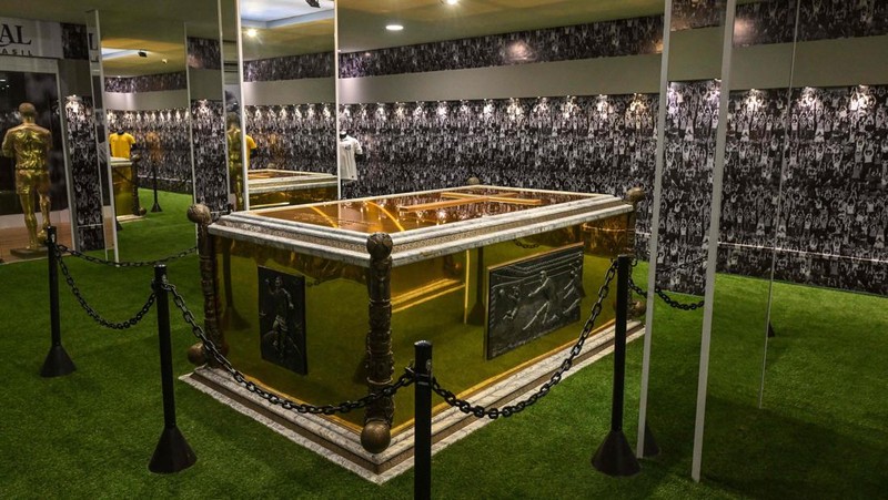 Para penggemar mengunjungi makam mendiang legenda sepak bola Brasil Pele yang dibuka untuk umum untuk pertama kalinya di makam Necropole Ecumenica Memorial Cemetery di Santos, Brasil, Senin, 15 Mei 2023. (AP Photo/Andre Penner)