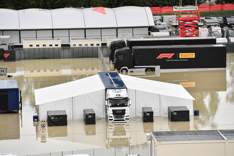 Sebuah helikopter terbang di atas paddock balap Motor-Imola yang ditutup, saat permukaan sungai Santerno naik akibat hujan lebat, menjelang Grand Prix Emilia Romagna yang dibatalkan akhir pekan ini, di Imola, Italia, 17 Mei 2023. Sebuah helikopter terbang di atas paddock balap Motor-Imola yang ditutup, saat permukaan sungai Santerno naik akibat hujan lebat, menjelang Grand Prix Emilia Romagna yang dibatalkan akhir pekan ini, di Imola, Italia, 17 Mei 2023. (REUTERS/Jennifer Lorenzini)