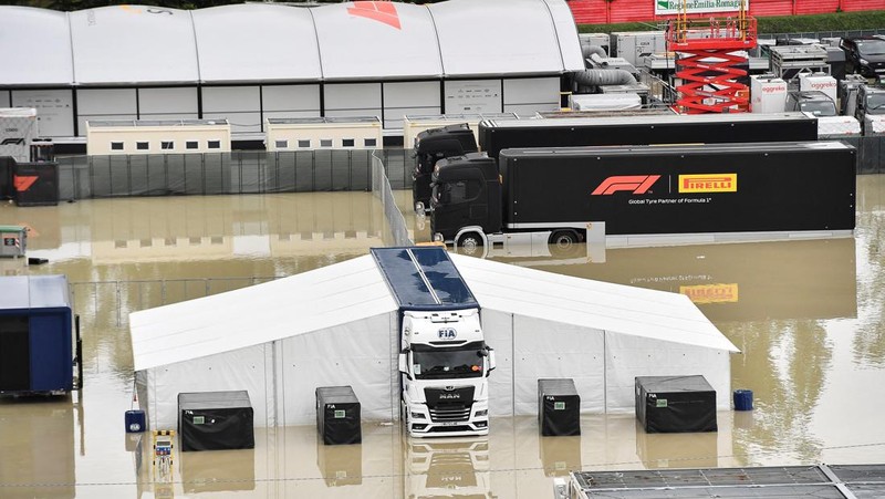 Sebuah helikopter terbang di atas paddock balap Motor-Imola yang ditutup, saat permukaan sungai Santerno naik akibat hujan lebat, menjelang Grand Prix Emilia Romagna yang dibatalkan akhir pekan ini, di Imola, Italia, 17 Mei 2023. (REUTERS/Jennifer Lorenzini)
