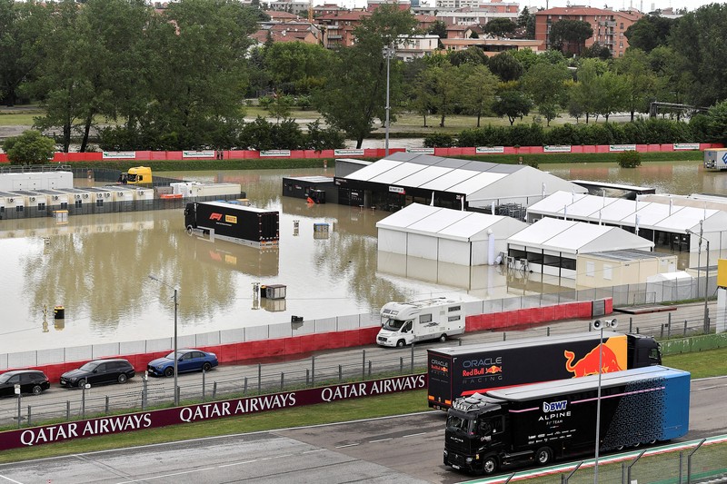 Sebuah helikopter terbang di atas paddock balap Motor-Imola yang ditutup, saat permukaan sungai Santerno naik akibat hujan lebat, menjelang Grand Prix Emilia Romagna yang dibatalkan akhir pekan ini, di Imola, Italia, 17 Mei 2023. (REUTERS/Jennifer Lorenzini)