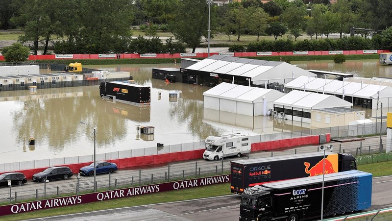 Sebuah helikopter terbang di atas paddock balap Motor-Imola yang ditutup, saat permukaan sungai Santerno naik akibat hujan lebat, menjelang Grand Prix Emilia Romagna yang dibatalkan akhir pekan ini, di Imola, Italia, 17 Mei 2023. (REUTERS/Jennifer Lorenzini)