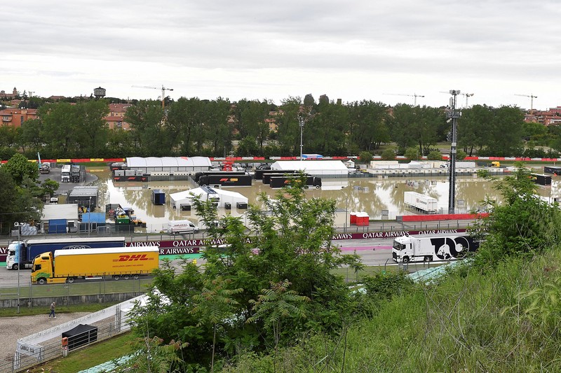 Sebuah helikopter terbang di atas paddock balap Motor-Imola yang ditutup, saat permukaan sungai Santerno naik akibat hujan lebat, menjelang Grand Prix Emilia Romagna yang dibatalkan akhir pekan ini, di Imola, Italia, 17 Mei 2023. (REUTERS/Jennifer Lorenzini)