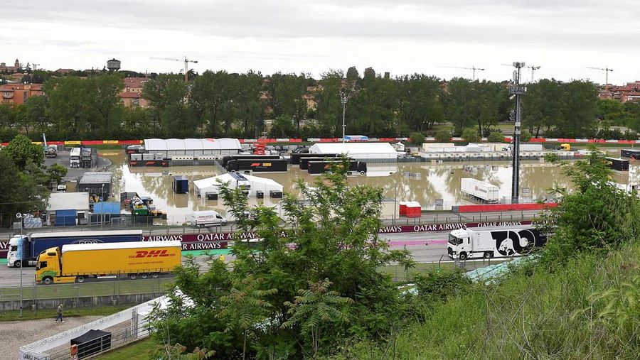 Sebuah helikopter terbang di atas paddock balap Motor-Imola yang ditutup, saat permukaan sungai Santerno naik akibat hujan lebat, menjelang Grand Prix Emilia Romagna yang dibatalkan akhir pekan ini, di Imola, Italia, 17 Mei 2023. (REUTERS/Jennifer Lorenzini)