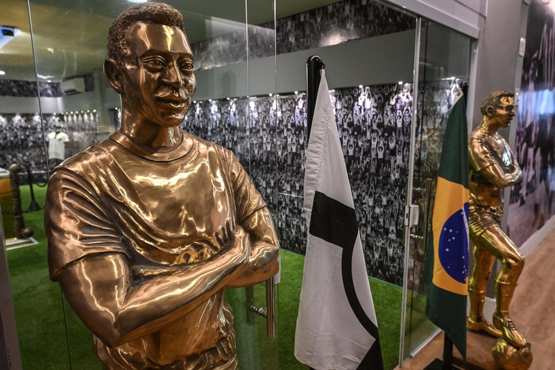 Para penggemar mengunjungi makam mendiang legenda sepak bola Brasil Pele yang dibuka untuk umum untuk pertama kalinya di makam Necropole Ecumenica Memorial Cemetery di Santos, Brasil, Senin, 15 Mei 2023. (AP Photo/Andre Penner)