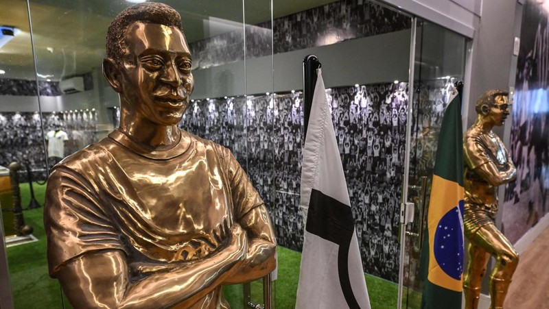 Para penggemar mengunjungi makam mendiang legenda sepak bola Brasil Pele yang dibuka untuk umum untuk pertama kalinya di makam Necropole Ecumenica Memorial Cemetery di Santos, Brasil, Senin, 15 Mei 2023. (AP Photo/Andre Penner)