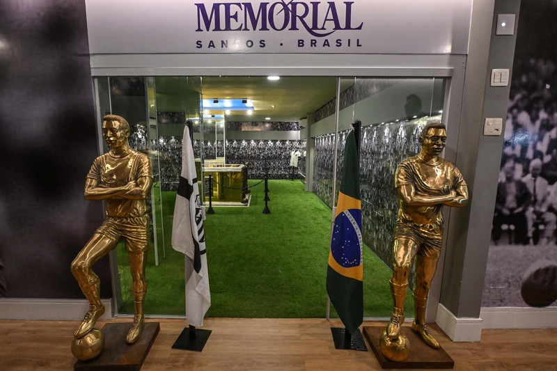 Para penggemar mengunjungi makam mendiang legenda sepak bola Brasil Pele yang dibuka untuk umum untuk pertama kalinya di makam Necropole Ecumenica Memorial Cemetery di Santos, Brasil, Senin, 15 Mei 2023. (AP Photo/Andre Penner)