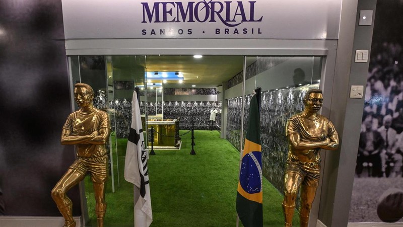 Para penggemar mengunjungi makam mendiang legenda sepak bola Brasil Pele yang dibuka untuk umum untuk pertama kalinya di makam Necropole Ecumenica Memorial Cemetery di Santos, Brasil, Senin, 15 Mei 2023. (AP Photo/Andre Penner)