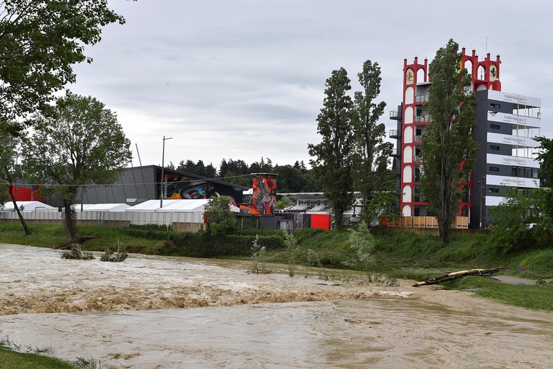 Sebuah helikopter terbang di atas paddock balap Motor-Imola yang ditutup, saat permukaan sungai Santerno naik akibat hujan lebat, menjelang Grand Prix Emilia Romagna yang dibatalkan akhir pekan ini, di Imola, Italia, 17 Mei 2023. (REUTERS/Jennifer Lorenzini)