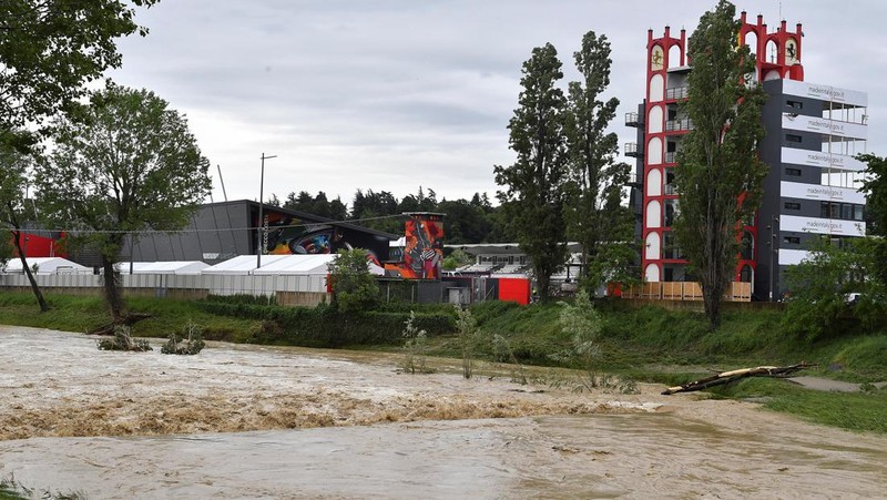 Sebuah helikopter terbang di atas paddock balap Motor-Imola yang ditutup, saat permukaan sungai Santerno naik akibat hujan lebat, menjelang Grand Prix Emilia Romagna yang dibatalkan akhir pekan ini, di Imola, Italia, 17 Mei 2023. (REUTERS/Jennifer Lorenzini)
