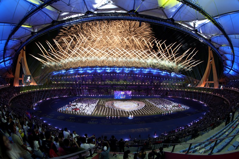 Pesta Olahraga Asia Tenggara - Upacara Penutupan - Stadion Nasional Morodok Techno, Phnom Penh, Kamboja - 17 Mei 2023 Penampil saat upacara penutupan. (REUTERS/Chalinee Thirasupa)
