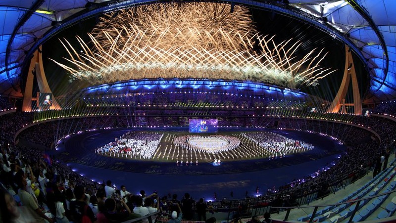Pesta Olahraga Asia Tenggara - Upacara Penutupan - Stadion Nasional Morodok Techno, Phnom Penh, Kamboja - 17 Mei 2023 Penampil saat upacara penutupan. (REUTERS/Chalinee Thirasupa)