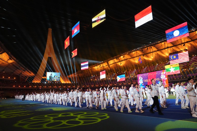 Pesta Olahraga Asia Tenggara - Upacara Penutupan - Stadion Nasional Morodok Techno, Phnom Penh, Kamboja - 17 Mei 2023 Penampil saat upacara penutupan. (REUTERS/Chalinee Thirasupa)
