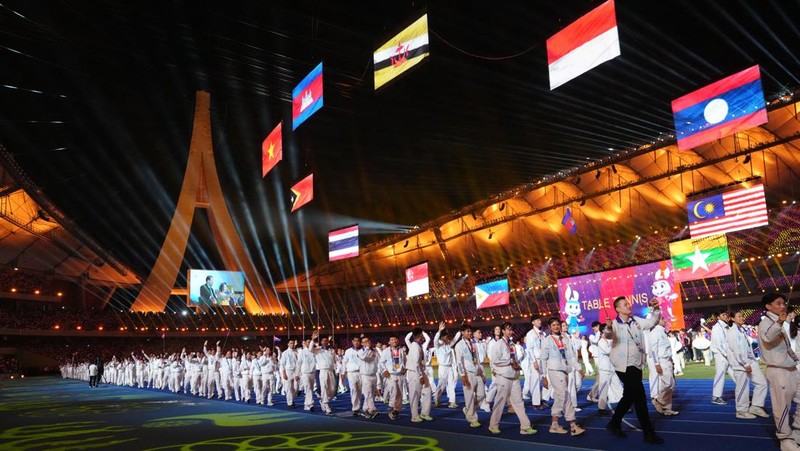 Pesta Olahraga Asia Tenggara - Upacara Penutupan - Stadion Nasional Morodok Techno, Phnom Penh, Kamboja - 17 Mei 2023 Penampil saat upacara penutupan. (REUTERS/Chalinee Thirasupa)