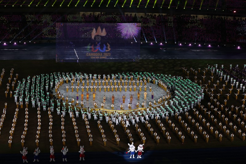 Pesta Olahraga Asia Tenggara - Upacara Penutupan - Stadion Nasional Morodok Techno, Phnom Penh, Kamboja - 17 Mei 2023 Penampil saat upacara penutupan. (REUTERS/Chalinee Thirasupa)