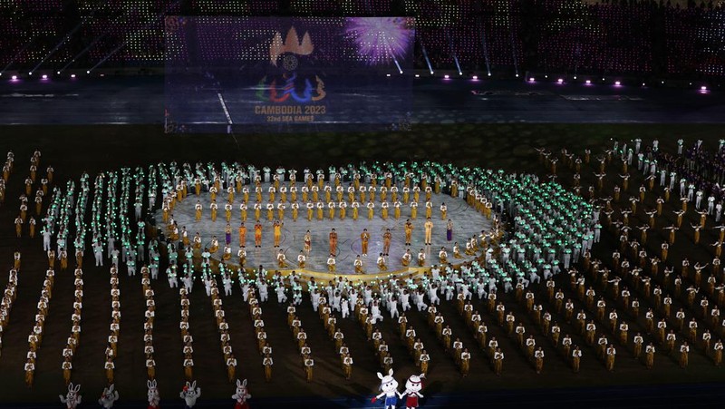 Pesta Olahraga Asia Tenggara - Upacara Penutupan - Stadion Nasional Morodok Techno, Phnom Penh, Kamboja - 17 Mei 2023 Penampil saat upacara penutupan. (REUTERS/Chalinee Thirasupa)