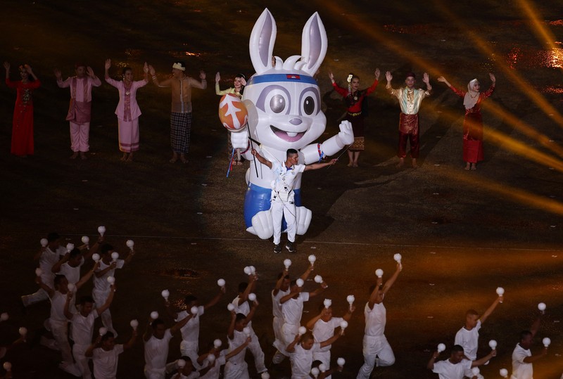Pesta Olahraga Asia Tenggara - Upacara Penutupan - Stadion Nasional Morodok Techno, Phnom Penh, Kamboja - 17 Mei 2023 Penampil saat upacara penutupan. (REUTERS/Chalinee Thirasupa)
