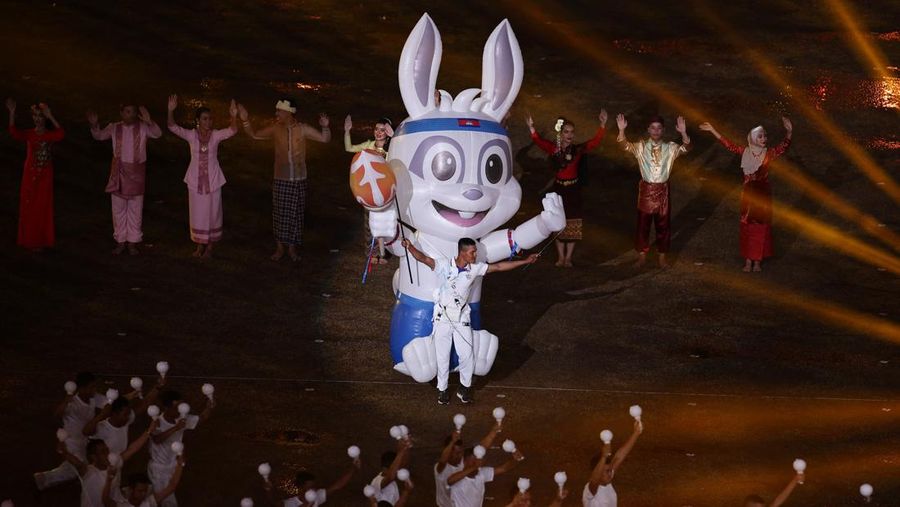 Pesta Olahraga Asia Tenggara - Upacara Penutupan - Stadion Nasional Morodok Techno, Phnom Penh, Kamboja - 17 Mei 2023 Penampil saat upacara penutupan. (REUTERS/Chalinee Thirasupa)