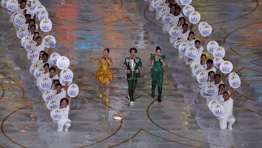 Pesta Olahraga Asia Tenggara - Upacara Penutupan - Stadion Nasional Morodok Techno, Phnom Penh, Kamboja - 17 Mei 2023 Penampil saat upacara penutupan. (REUTERS/Chalinee Thirasupa)