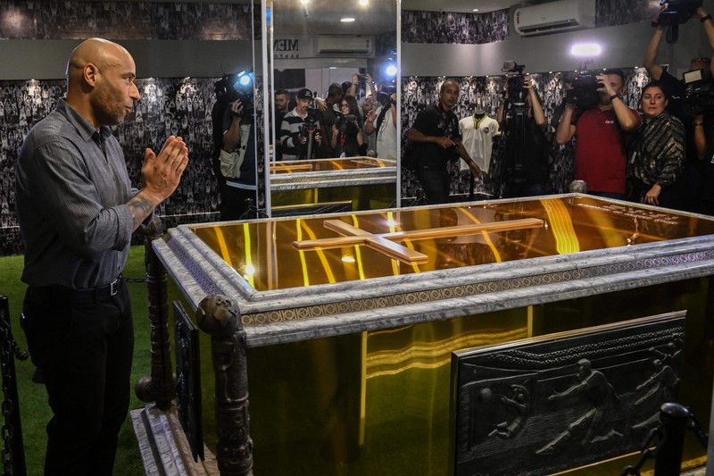 Para penggemar mengunjungi makam mendiang legenda sepak bola Brasil Pele yang dibuka untuk umum untuk pertama kalinya di makam Necropole Ecumenica Memorial Cemetery di Santos, Brasil, Senin, 15 Mei 2023. (AP Photo/Andre Penner)