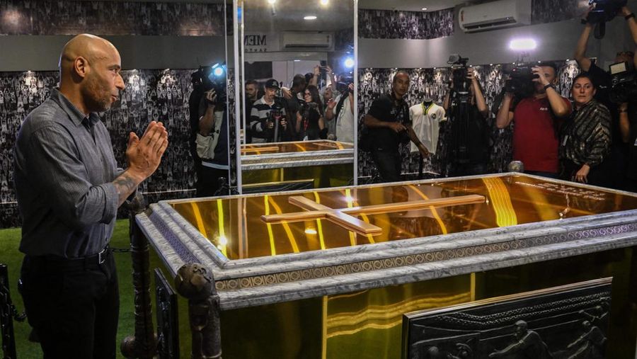 Para penggemar mengunjungi makam mendiang legenda sepak bola Brasil Pele yang dibuka untuk umum untuk pertama kalinya di makam Necropole Ecumenica Memorial Cemetery di Santos, Brasil, Senin, 15 Mei 2023. (AP Photo/Andre Penner)