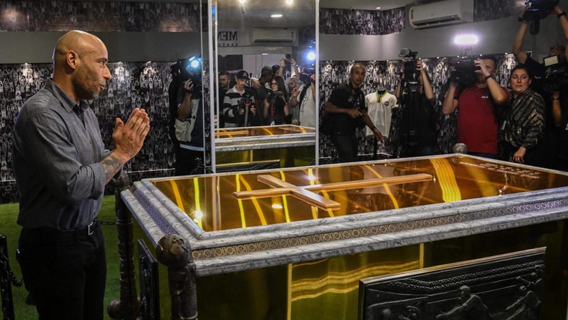 Para penggemar mengunjungi makam mendiang legenda sepak bola Brasil Pele yang dibuka untuk umum untuk pertama kalinya di makam Necropole Ecumenica Memorial Cemetery di Santos, Brasil, Senin, 15 Mei 2023. (AP Photo/Andre Penner)