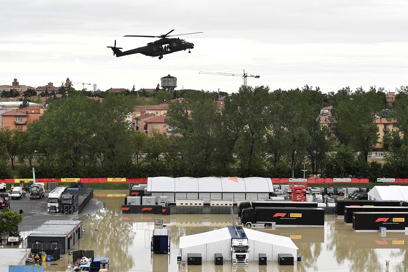 Sebuah helikopter terbang di atas paddock balap Motor-Imola yang ditutup, saat permukaan sungai Santerno naik akibat hujan lebat, menjelang Grand Prix Emilia Romagna yang dibatalkan akhir pekan ini, di Imola, Italia, 17 Mei 2023. (REUTERS/Jennifer Lorenzini)