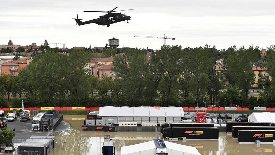 Sebuah helikopter terbang di atas paddock balap Motor-Imola yang ditutup, saat permukaan sungai Santerno naik akibat hujan lebat, menjelang Grand Prix Emilia Romagna yang dibatalkan akhir pekan ini, di Imola, Italia, 17 Mei 2023. (REUTERS/Jennifer Lorenzini)