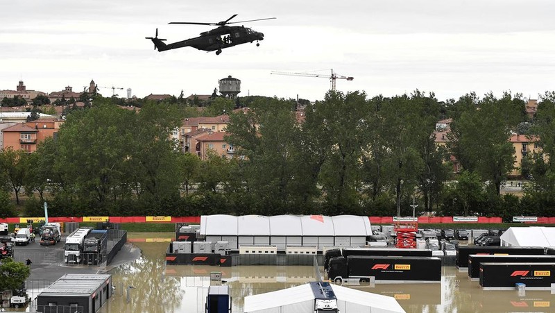 Sebuah helikopter terbang di atas paddock balap Motor-Imola yang ditutup, saat permukaan sungai Santerno naik akibat hujan lebat, menjelang Grand Prix Emilia Romagna yang dibatalkan akhir pekan ini, di Imola, Italia, 17 Mei 2023. (REUTERS/Jennifer Lorenzini)