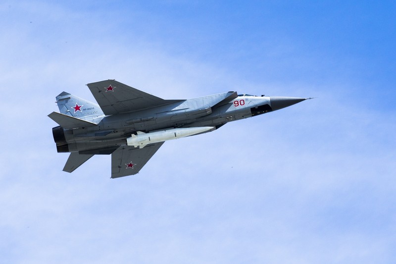 Jet Mikoyan MiG-31K Angkatan Udara Rusia yang membawa rudal balistik berkemampuan nuklir Kh-47M2 Kinzhal terbang di atas Lapangan Merah selama latihan untuk parade militer Hari Kemenangan di Moskow, Rusia, pada 7 Mei 2021. Jet Mikoyan MiG-31K Angkatan Udara Rusia yang membawa rudal balistik berkemampuan nuklir Kh-47M2 Kinzhal terbang di atas Lapangan Merah selama latihan untuk parade militer Hari Kemenangan di Moskow, Rusia, pada 7 Mei 2021. Saat Rusia membombardir Ukraina ini Minggu lalu, pengamat militer bertanya-tanya tentang berapa banyak dan jenis rudal apa yang masih dimiliki Rusia di gudang senjatanya. Dengan kata lain, berapa lama Kremlin bisa menahan serangan itu? (File foto - AP Photo)