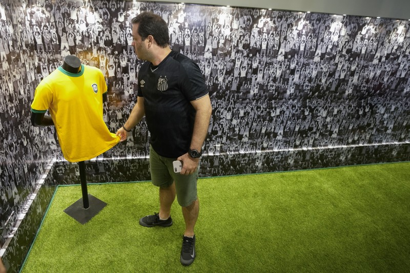 Para penggemar mengunjungi makam mendiang legenda sepak bola Brasil Pele yang dibuka untuk umum untuk pertama kalinya di makam Necropole Ecumenica Memorial Cemetery di Santos, Brasil, Senin, 15 Mei 2023. (AP Photo/Andre Penner)