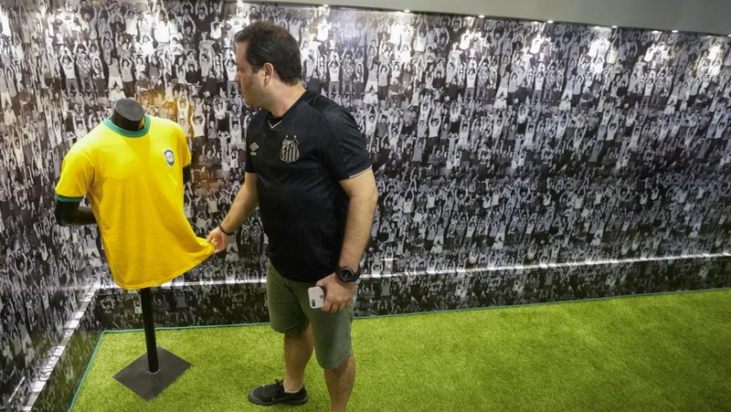 Para penggemar mengunjungi makam mendiang legenda sepak bola Brasil Pele yang dibuka untuk umum untuk pertama kalinya di makam Necropole Ecumenica Memorial Cemetery di Santos, Brasil, Senin, 15 Mei 2023. (AP Photo/Andre Penner)