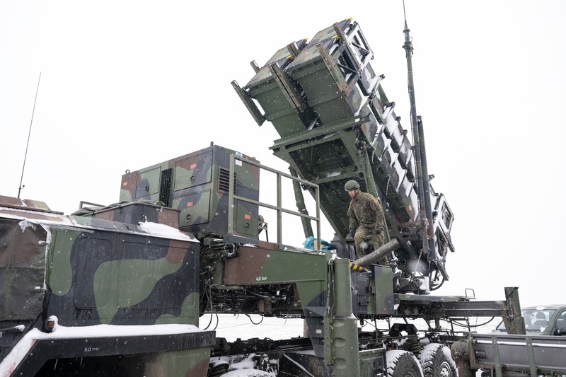Jet Mikoyan MiG-31K Angkatan Udara Rusia yang membawa rudal balistik berkemampuan nuklir Kh-47M2 Kinzhal terbang di atas Lapangan Merah selama latihan untuk parade militer Hari Kemenangan di Moskow, Rusia, pada 7 Mei 2021. Saat Rusia membombardir Ukraina ini Minggu lalu, pengamat militer bertanya-tanya tentang berapa banyak dan jenis rudal apa yang masih dimiliki Rusia di gudang senjatanya. Dengan kata lain, berapa lama Kremlin bisa menahan serangan itu? (File foto - AP Photo)