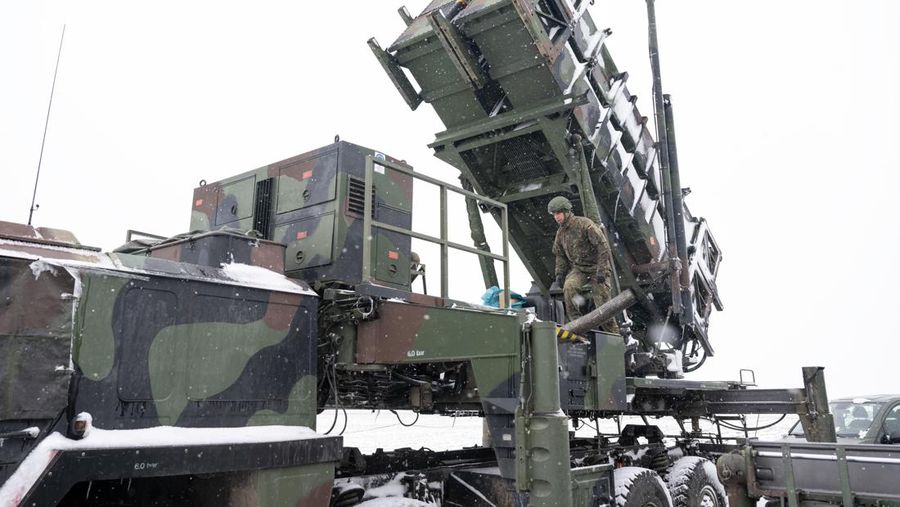 Jet Mikoyan MiG-31K Angkatan Udara Rusia yang membawa rudal balistik berkemampuan nuklir Kh-47M2 Kinzhal terbang di atas Lapangan Merah selama latihan untuk parade militer Hari Kemenangan di Moskow, Rusia, pada 7 Mei 2021. Saat Rusia membombardir Ukraina ini Minggu lalu, pengamat militer bertanya-tanya tentang berapa banyak dan jenis rudal apa yang masih dimiliki Rusia di gudang senjatanya. Dengan kata lain, berapa lama Kremlin bisa menahan serangan itu? (File foto - AP Photo)