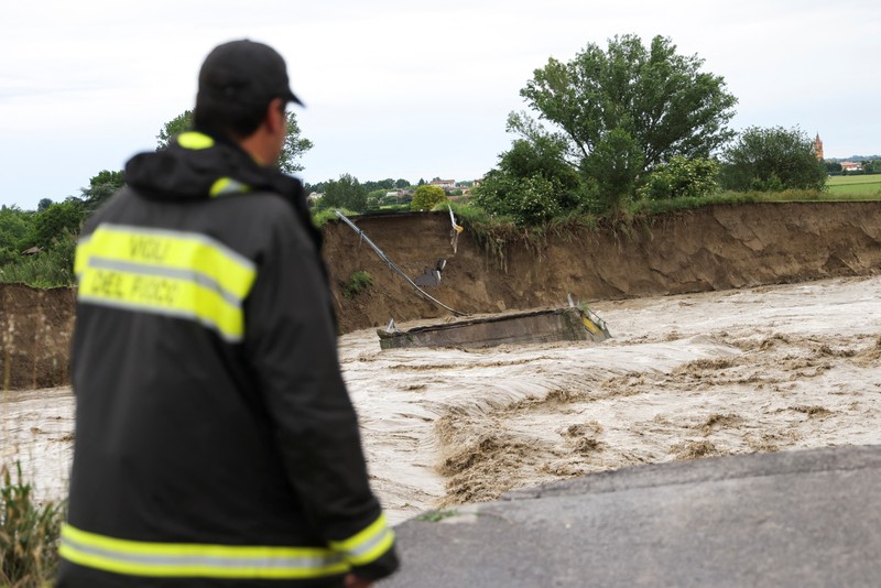 Sebuah helikopter terbang di atas paddock balap Motor-Imola yang ditutup, saat permukaan sungai Santerno naik akibat hujan lebat, menjelang Grand Prix Emilia Romagna yang dibatalkan akhir pekan ini, di Imola, Italia, 17 Mei 2023. Sebuah helikopter terbang di atas paddock balap Motor-Imola yang ditutup, saat permukaan sungai Santerno naik akibat hujan lebat, menjelang Grand Prix Emilia Romagna yang dibatalkan akhir pekan ini, di Imola, Italia, 17 Mei 2023. (REUTERS/Jennifer Lorenzini)