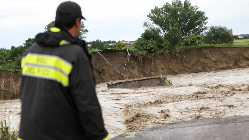 Sebuah helikopter terbang di atas paddock balap Motor-Imola yang ditutup, saat permukaan sungai Santerno naik akibat hujan lebat, menjelang Grand Prix Emilia Romagna yang dibatalkan akhir pekan ini, di Imola, Italia, 17 Mei 2023. (REUTERS/Jennifer Lorenzini)