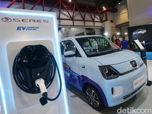 Duel Mobil Listrik Mungil China Seres E1 vs Wuling Air ev, Mana Lebih Laris?