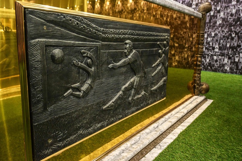 Para penggemar mengunjungi makam mendiang legenda sepak bola Brasil Pele yang dibuka untuk umum untuk pertama kalinya di makam Necropole Ecumenica Memorial Cemetery di Santos, Brasil, Senin, 15 Mei 2023. (AP Photo/Andre Penner)