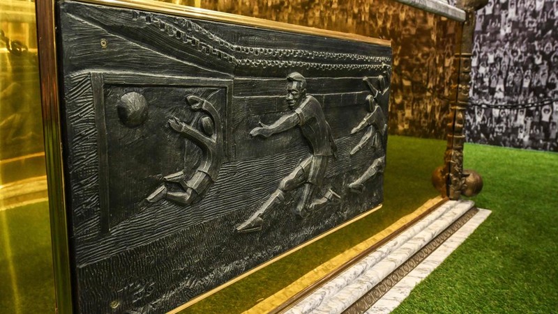 Para penggemar mengunjungi makam mendiang legenda sepak bola Brasil Pele yang dibuka untuk umum untuk pertama kalinya di makam Necropole Ecumenica Memorial Cemetery di Santos, Brasil, Senin, 15 Mei 2023. (AP Photo/Andre Penner)