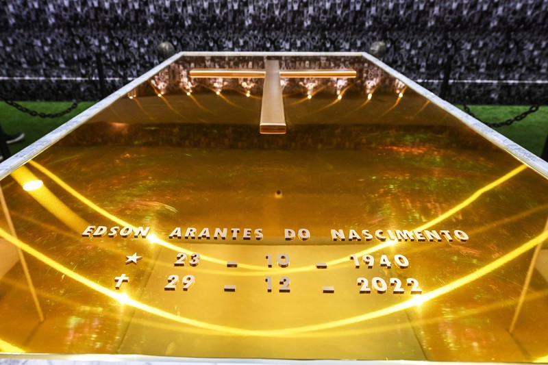 Para penggemar mengunjungi makam mendiang legenda sepak bola Brasil Pele yang dibuka untuk umum untuk pertama kalinya di makam Necropole Ecumenica Memorial Cemetery di Santos, Brasil, Senin, 15 Mei 2023. (AP Photo/Andre Penner)