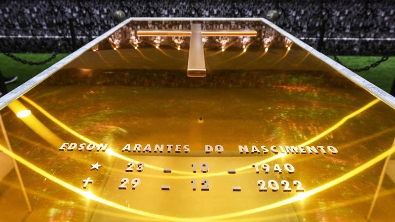 Para penggemar mengunjungi makam mendiang legenda sepak bola Brasil Pele yang dibuka untuk umum untuk pertama kalinya di makam Necropole Ecumenica Memorial Cemetery di Santos, Brasil, Senin, 15 Mei 2023. (AP Photo/Andre Penner)