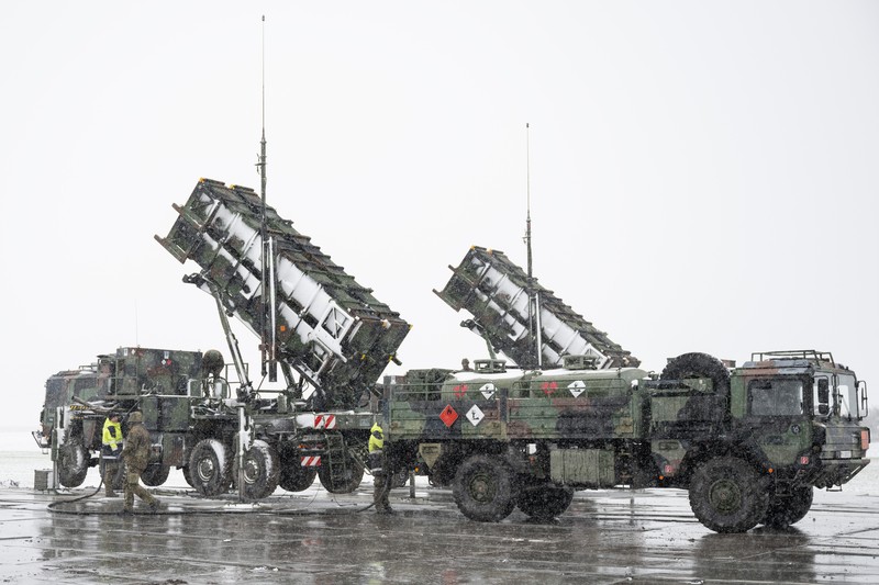 Jet Mikoyan MiG-31K Angkatan Udara Rusia yang membawa rudal balistik berkemampuan nuklir Kh-47M2 Kinzhal terbang di atas Lapangan Merah selama latihan untuk parade militer Hari Kemenangan di Moskow, Rusia, pada 7 Mei 2021. Saat Rusia membombardir Ukraina ini Minggu lalu, pengamat militer bertanya-tanya tentang berapa banyak dan jenis rudal apa yang masih dimiliki Rusia di gudang senjatanya. Dengan kata lain, berapa lama Kremlin bisa menahan serangan itu? (File foto - AP Photo)