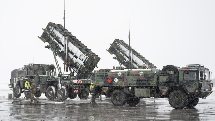 Tentara Bundeswehr bekerja di samping dua trailer dengan peluncur peluru kendali sistem pertahanan udara Patriot di fasilitas pengisian bahan bakar di tenggara Polandia. (Sebastian Kahnert/picture alliance via Getty Images)